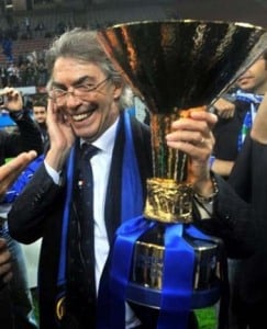Massimo Moratti ocn uno dei trofei vinti come campione d'Italia